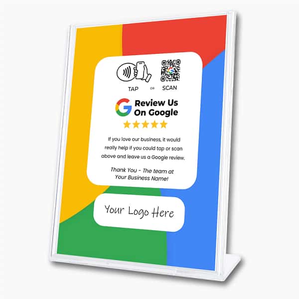Una de las formas de conseguir reseñas es tener un cartel con un código QR en la entrada del establecimiento